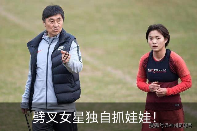 劈叉女星独自抓娃娃！
