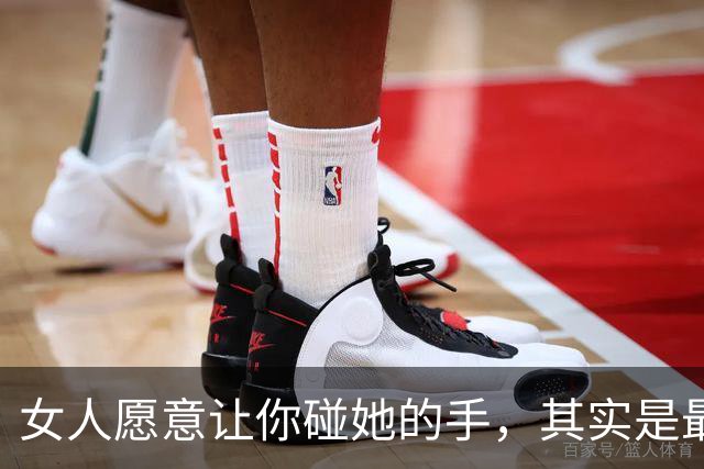 女人愿意让你碰她的手，其实是最真实的暗示